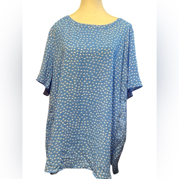 Banana Republic Tops - Banana Republic blue with white little floral print size XL
A32